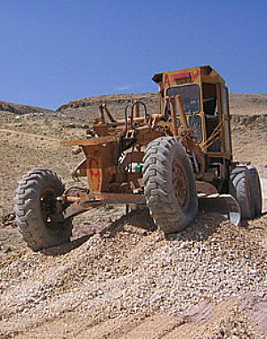 Una de las mquinas excavadoras realizando tareas de reconstruccin en uno de los tramos.