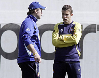 Pochettino habla cons Luis Garca durante un entrenamiento.