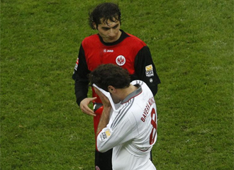 Halil Altintop, del Eintracht Frankfurt, intenta consolar a su hermano Hamit, del Bayern.