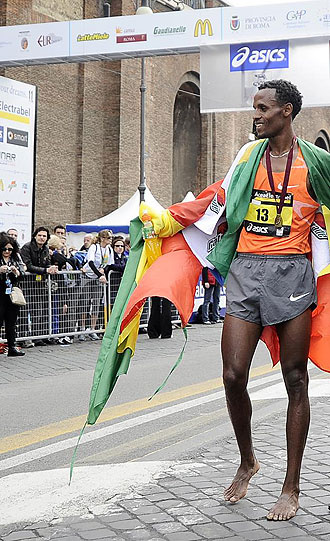 Siraj Gena ganando el maratón de Roma