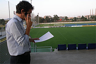 Ramn Planes habla por telfono mvil en la Ciudad Deportiva del Espanyol