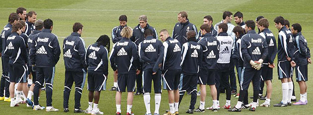 Manuel Pellegrini charlando con sus jugadores durante un entrenamiento