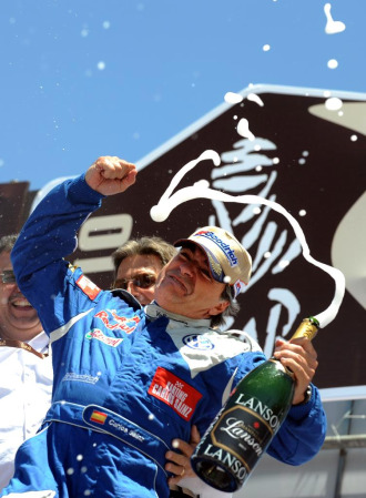 Carlos Sainz celebra su triunfo en coches en el Dakar de 2010