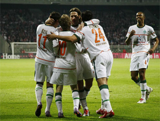 Los jugadores del Werder Bremen celebran un tanto.