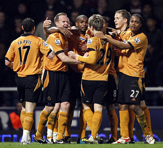 Los jugadores del Wolverhampton celebran un gol.