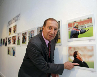 Carlos Salvador Bilardo seala una fotografa de cuando fue entrenador del Sevilla.