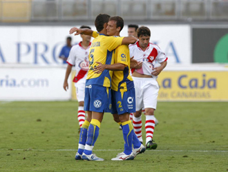 Los jugadores de Las Palmas se felicitan tras sumar el punto que les daba la salvacin.