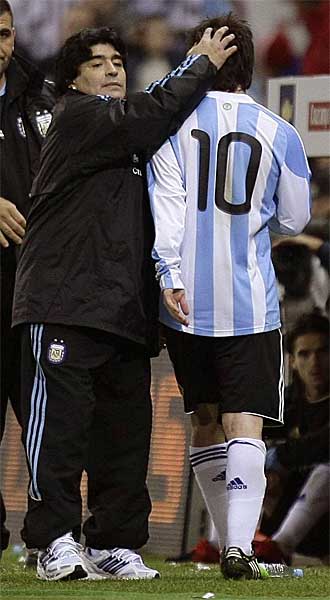 Gesto carioso de Maradona a Messi al sustituirlo en el amistoso frente a Espaa.