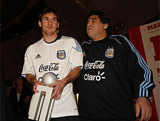 Messi recibe el trofeo Di Stéfano con Maradona al lado.
