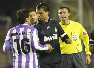 Pedro Lpez discute con Cristiano Ronaldo durante el encuentro que enfrent a Valladolid y Real Madrid