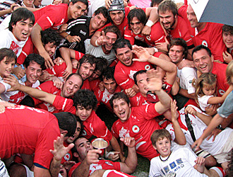 Los jugadores de Crdoba celebran el ttulo conquistado en el pasado Campeonato tras su victoria contra Tucumn