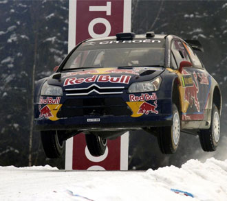 Raikkonen realiza un espectacular salto durante el Rally de Suecia