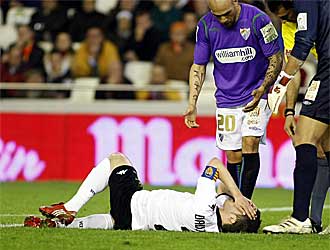 Villa permanece tendido sobre el csped tras recibir el golpe que le impide jugar este sbado en Zaragoza.