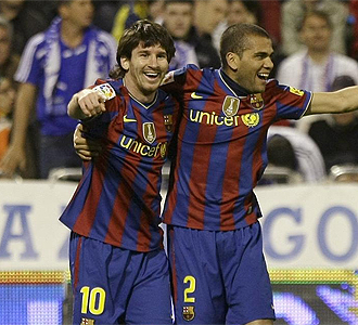 Messi y Alves celebran un gol.