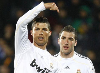 Cristiano Ronaldo e Higuan, en el partido ante el Getafe.