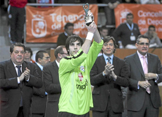 Carlos Barrn levanta el trofeo al mejor jugador de la pasada Supercopa