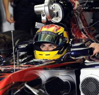 Alguersuari, a los mandos de su Toro Rosso en el box de Albert Park