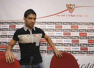 Renato, llega para la rueda de prensa en el Sevilla