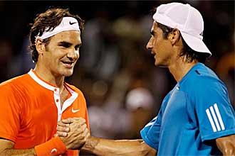 Roger Federer es felicitado por Nicols Lapentti a la conclusin del partido entre ambos en Miami