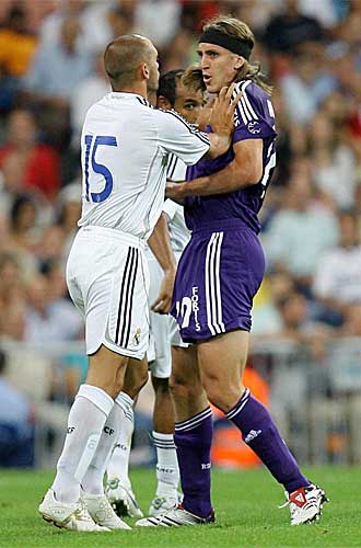 Frutos se encara con Ral Bravo durante un partido de la Liga de Campeones entre en Real Madrid y el Anderlecht en la temporada 06-07.