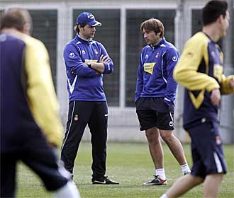 Pochettino conversa durante un entrenamiento del Espanyol.