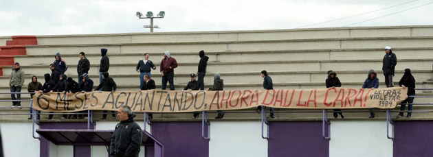 Los aficionados del Valladolid increpan a los jugadores en el entrenamiento. (CSAR MINGUELA/MARCA)