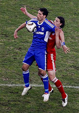 Kuranyi, del Schalke, y Van Buyten, del Bayern, durante el partido de la Copa alemana del pasado 24 de marzo.