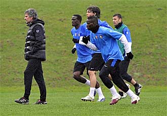Balotelli y Mourinho durante el entrenamiento de este martes del Inter.