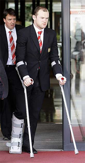 Rooney abandona este mircoles con la ayuda muletas el hotel de concentracin del Manchester United en Mnich.