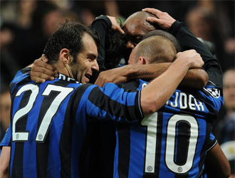 Los jugadores del Inter celebran juntos el gol de Diego Milito.