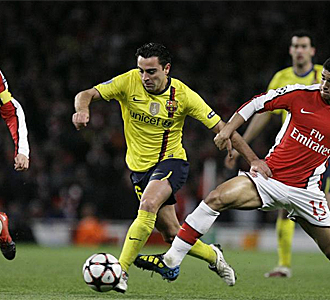 Xavi conduce el baln en el choque ante el Arsenal.
