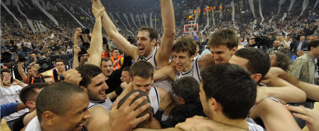 Los jugadores del Partizan celebran la clasificacin para la Final Four.