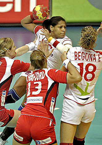 Marta Mangu, en la imagen junto a Begoa Fernndez, fue la mxima anotadora de Espaa ante Serbia con siete goles, uno de ellos de penalti
