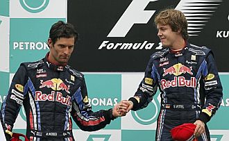 Webber y Vettel se saludan en el podio de Malasia