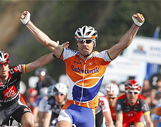 Freire levant los brazos al vencer la etapa.