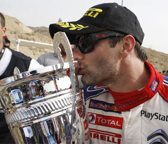 Loeb besa el trofeo conseguido en el Rally de Jordania