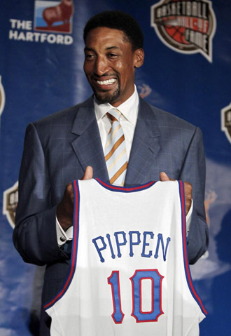 Pippen recibi una camiseta con su nombre antes de la final de la NCAA.