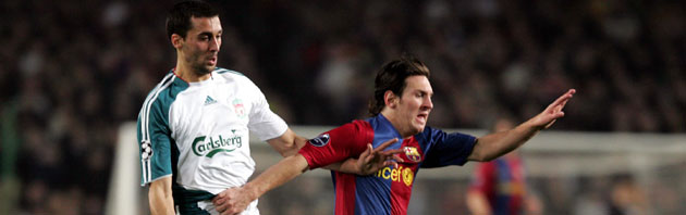 Arbeloa, con la camiseta del Liverpool, hacindole la vida imposible a Messi