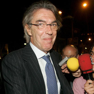 Massimo Moratti, presidente del Inter de Miln, atiende a varios periodistas