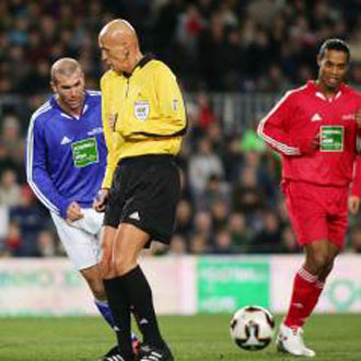 Collina en un encuentro benfico junto a Zidane y Ronaldinho