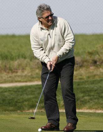 Carlos Santillana jugando al golf