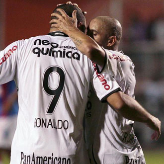 Ronaldo y Roberto Carlos celebran un gol del Corinthians