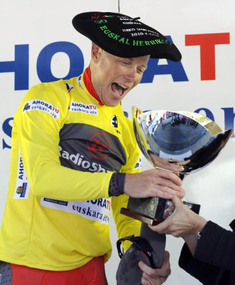 Chris Horner celebra su triunfo en la Vuelta al Pas Vasco.