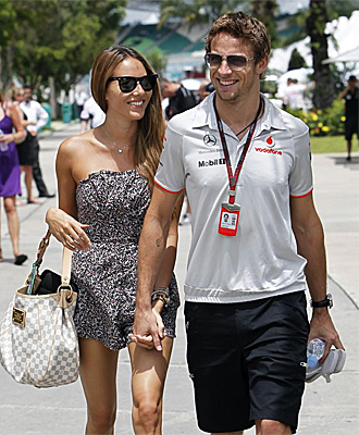 Button pasea con su novia Jessica Michibata.
