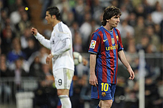Messi, con Cristiano al fondo, durante el Clsico del Bernabu