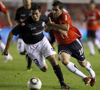 Dario Gandin (Independiente) y Fernando Meza (San Lorenzo de Almagro), en un momento del partido.