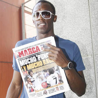 Bolt posa con el diario MARCA durante su visita a la redaccin