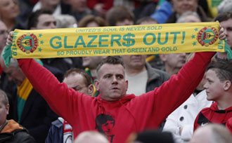 Un aficionado del United protesta contra Glazer en Old Trafford