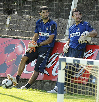 Asier Riesgo y Eñaut Zubikarai descansan durante un entrenamiento de la Real Sociedad de esta temporada... el 'segundo' portero dejará su puesto al 'tercero' tras su expulsión en Huelva