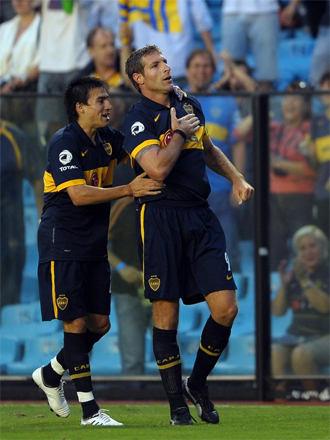 Palermo celebra junto a Gaitn uno de sus goles.